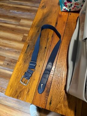 Men’s navy Nike baseball belt